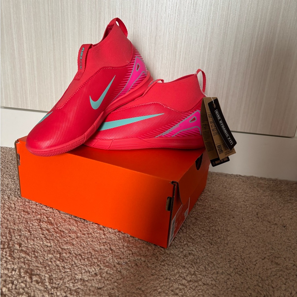 Nike Zoom Superfly 10 Academy IC in Bright Orange